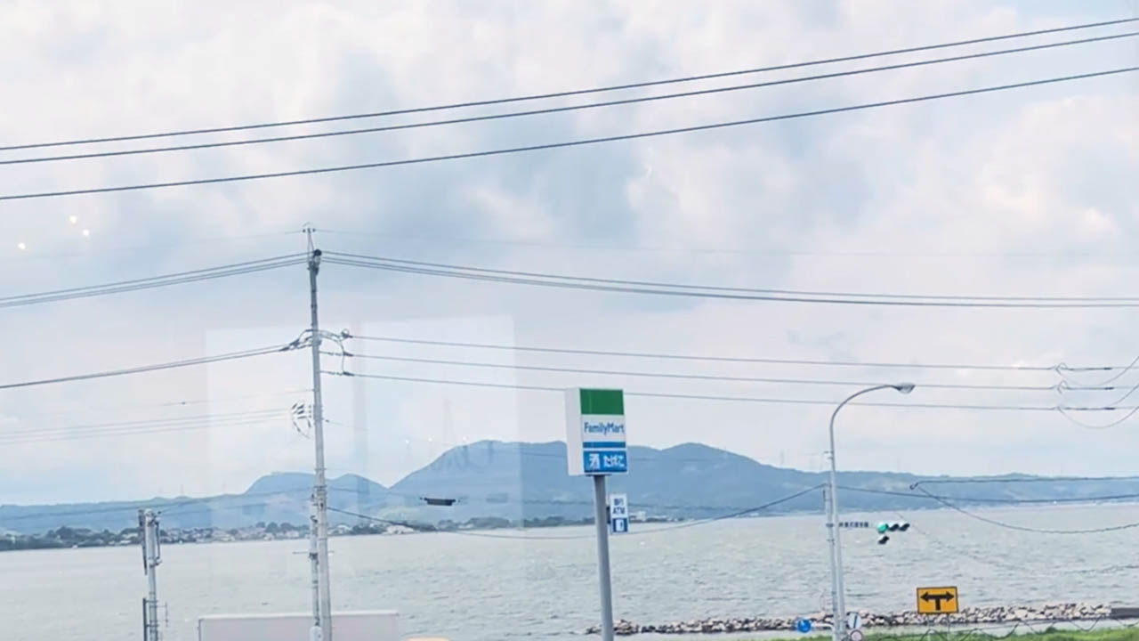 店の窓から見える中海と大根島