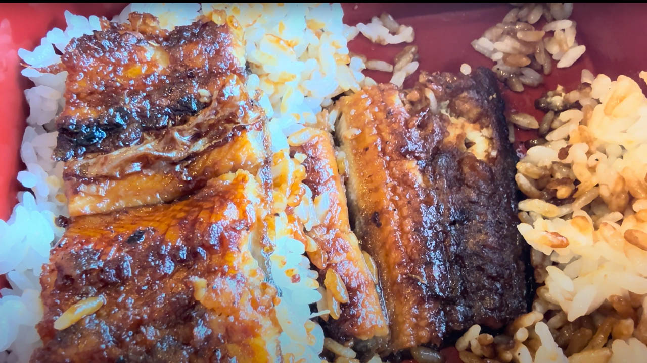 ご飯の中にも蒲焼が入った山美世の中入れ重
